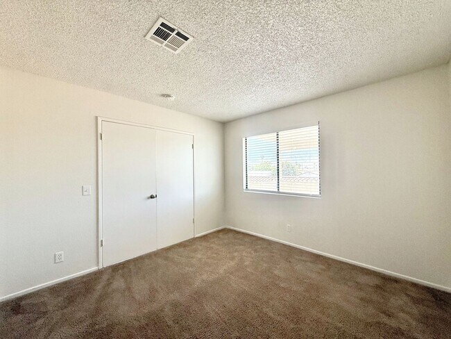 Building Photo - AVAILABLE NOW!! 3 Bedroom 2 Bathroom Upper Level Unit in Cathedral City!