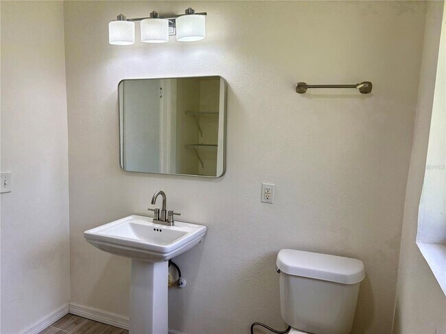 Building Photo - 487 Overstreet Ave