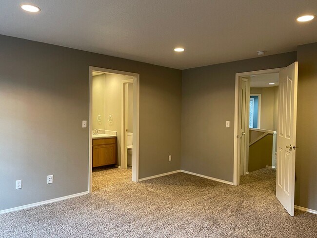 Building Photo - ? Beautifully Updated Home in a Peaceful, Highly Desirable Fisher’s Landing Community ?