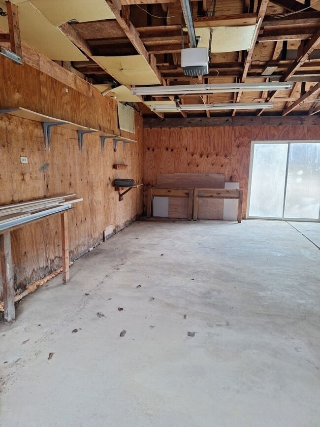 Building Photo - Country Living at its Best!!