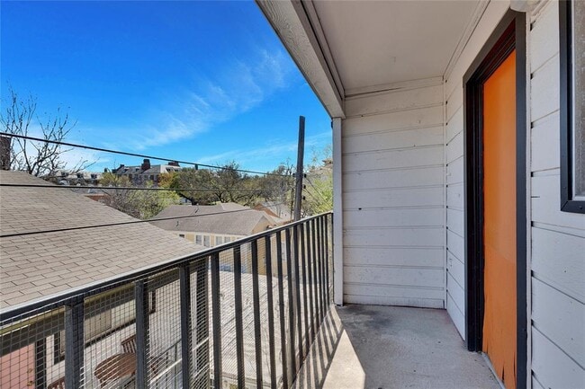 Building Photo - 2801 Hemphill Park