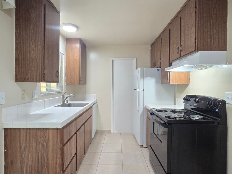 Building Photo - 7390 Rainbow Dr