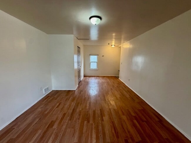 Building Photo - SECTION 8 ONLY For Lease 3 bed 1 bath