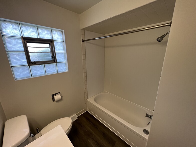 Bathroom - 623 Vincent Rd