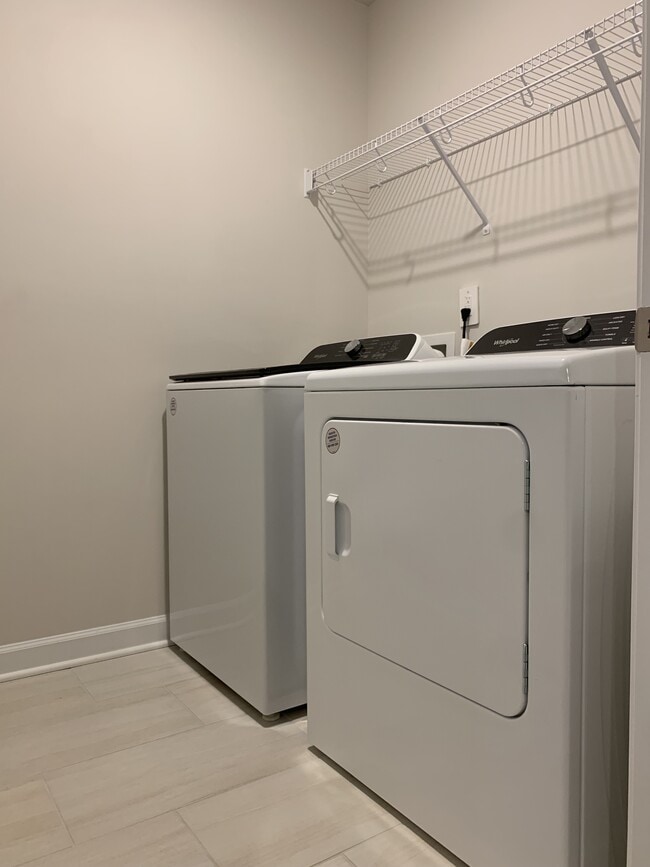 Building Photo - 1624 Vlg Grv Ln