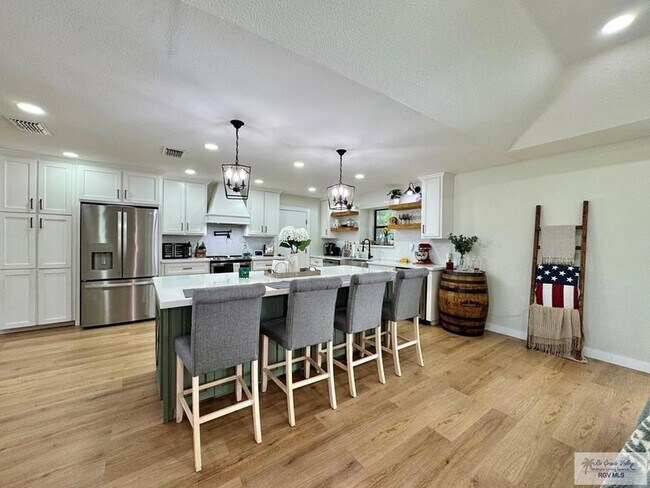 Building Photo - 35059 Anaqua Dr
