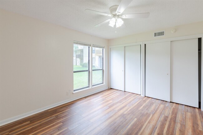 Building Photo - 15919 Golf Club Dr