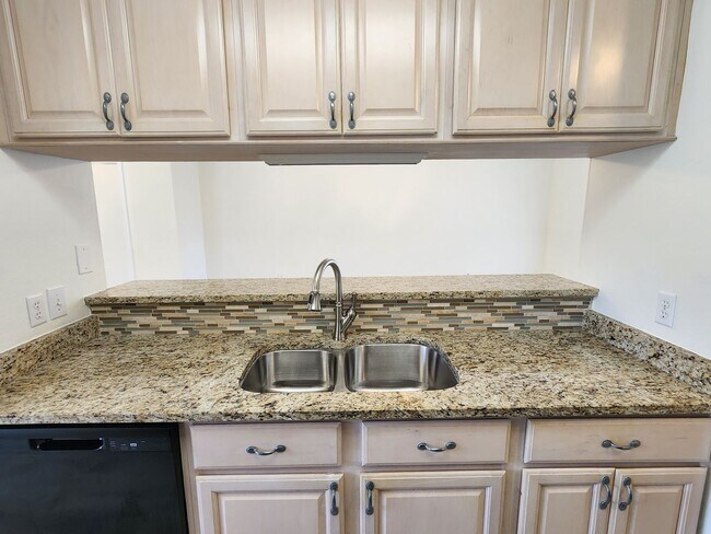 Building Photo - Gulf Shores 2/1.5 condo at Country Club Village