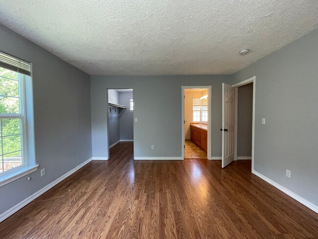 Building Photo - SE Home 3Bd/2.5Ba Home Close to the Willamette River off McLoughlin Blvd. 2 Car Garage and Washer...