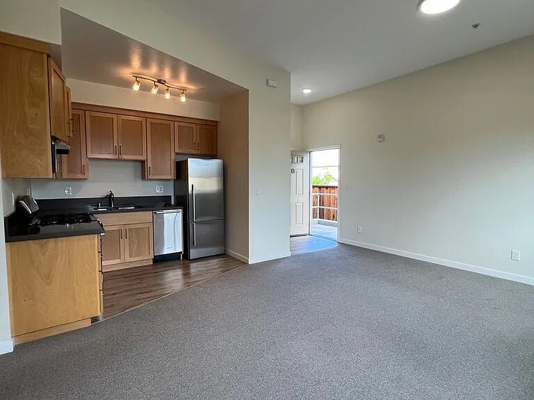 Building Photo - 251 High St