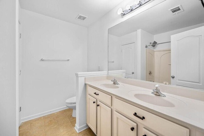 Building Photo - 2677 Cedar Dr