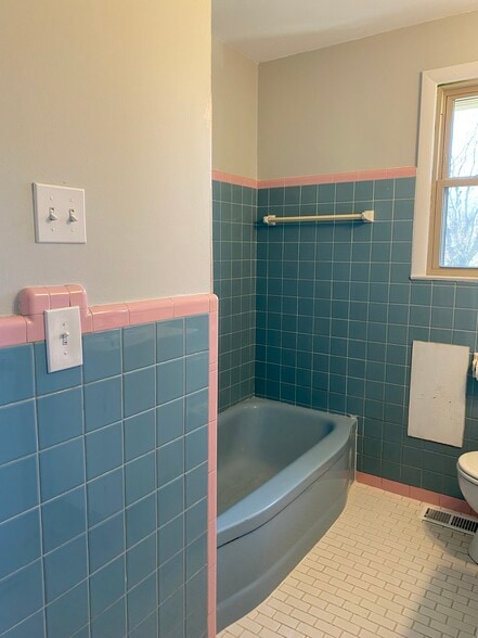 Building Photo - 918 N Graycroft Ave