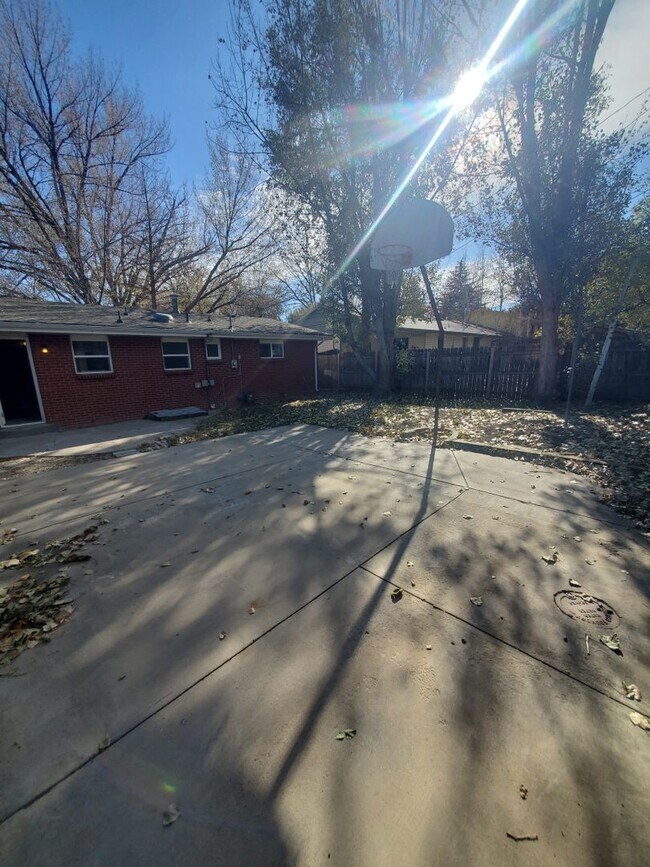 Building Photo - Spacious Ranch Style 4 BR Available in Aug...
