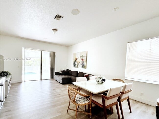 Building Photo - 1901 Cedar Ct