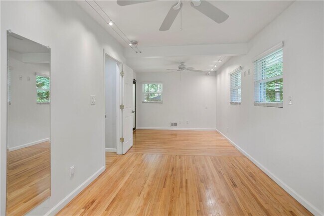 Building Photo - 2558 Woodacres Rd NE