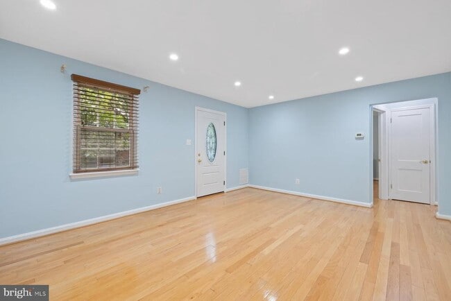 Building Photo - 2913 Collins Ave