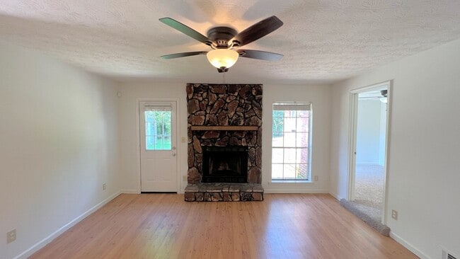 Building Photo - Lovely 3-Bedroom