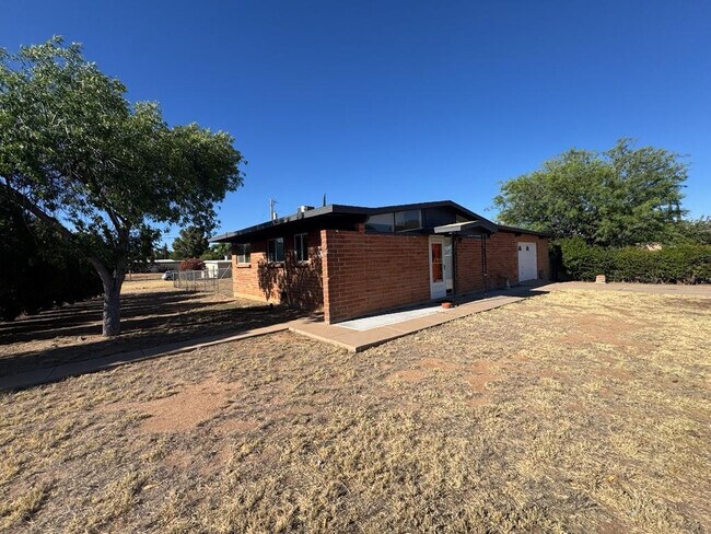 Building Photo - 4501 Pine Tree Dr