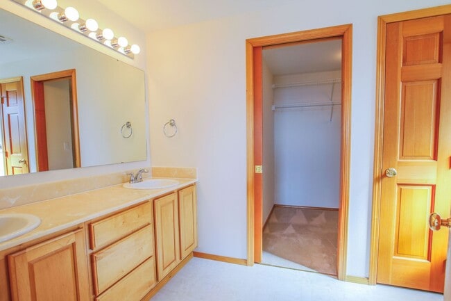 Building Photo - Lovely Mid-Island Home Available August 19th!