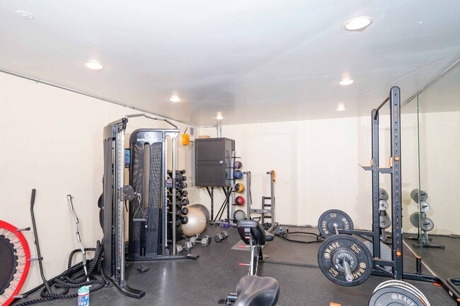 Building Photo - Gated Community 2 Bedroom 2 Bath Condo