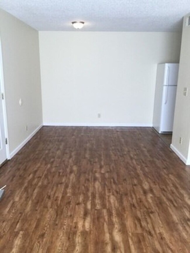 Building Photo - Hollister Apartments