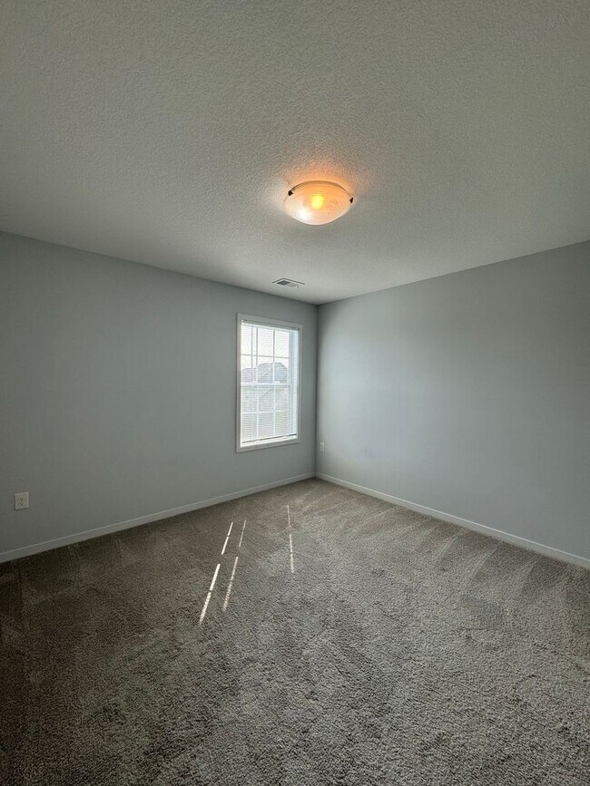 Building Photo - 4 Bedroom, 3 1/2 bathroom in Olathe!