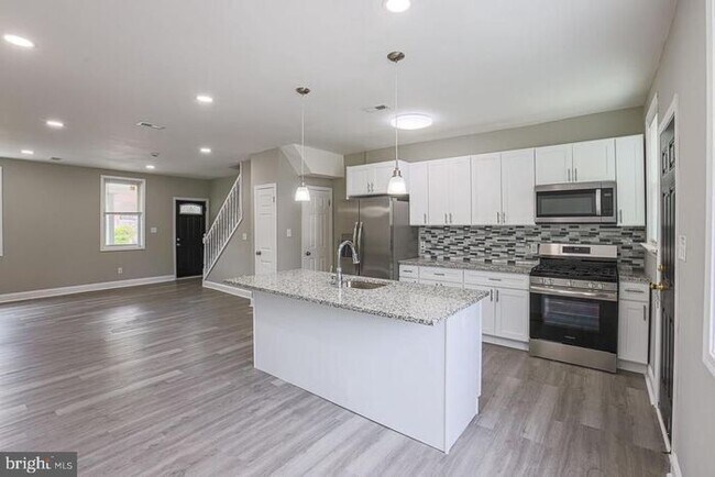 Primary Photo - 4 Bedroom Beautiful Home