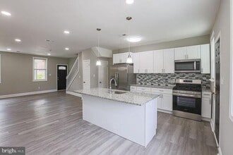 Building Photo - 4 Bedroom Beautiful Home