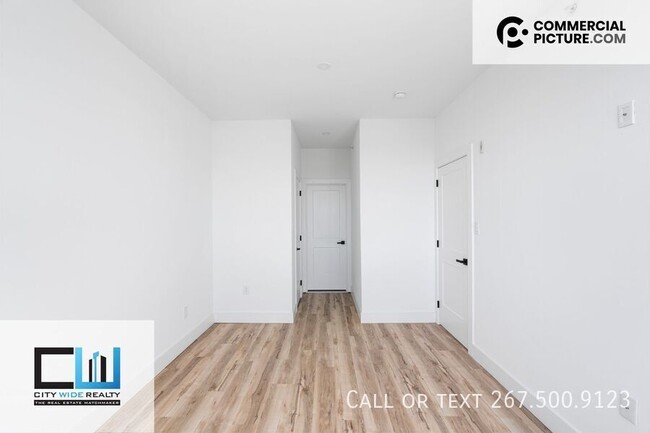 Building Photo - Great Location. Modern Two bedroom Apartment.