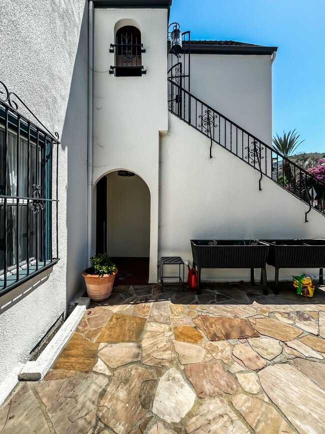 Building Photo - Unfurnished Light Filled Modern Spanish Home in Hollywood Hills