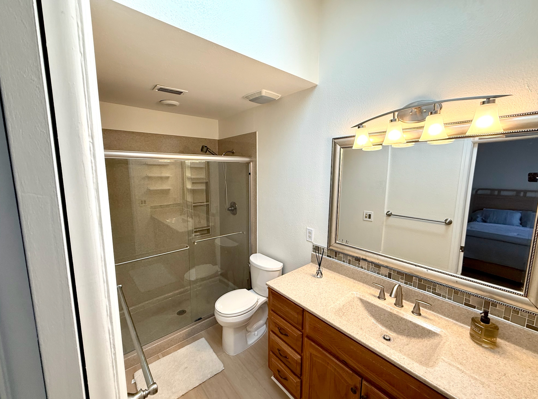 En-suite - 924 Tillery Way