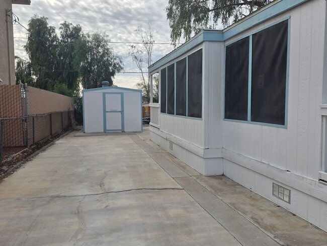 Building Photo - Newly refurbished 2 bedroom 1 Bath fully fenced manufactured home in Central Bullhead City.