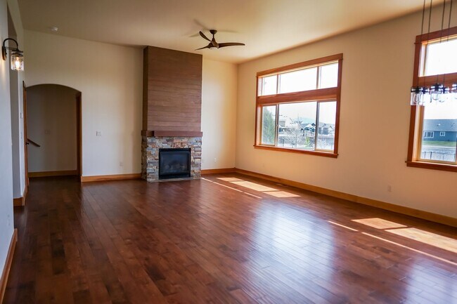 Building Photo - One Month's Free Rent