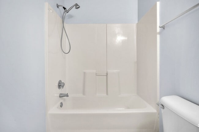 Building Photo - 2 Bed 2.5 Bath Townhome