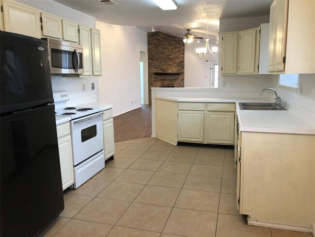 Building Photo - 2211 Woodland Oaks Dr