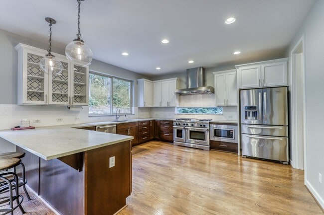 Building Photo - Gorgeous Large Home