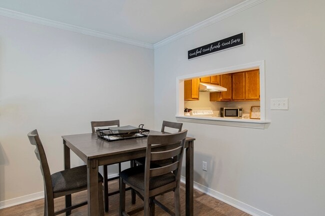 Building Photo - Conveniently Located Furnished Townhome in...