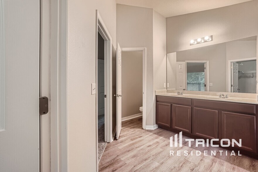 Building Photo - 11127 Lemay Dr