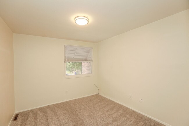 Building Photo - Bright, Clean, and Move-In Ready Townhome