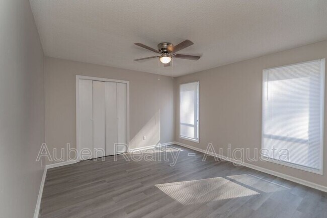 Building Photo - 1546 Hamilton Dr