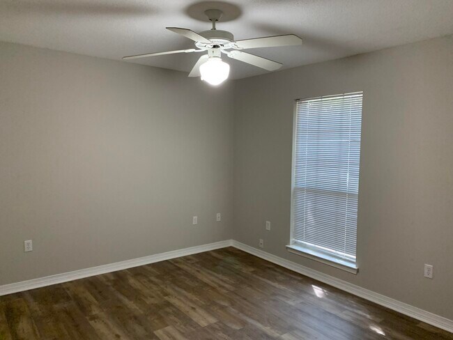 Building Photo - 307 Sand Myrtle Way