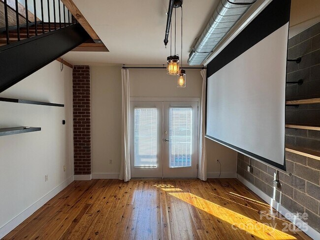Building Photo - 3205 N Davidson St