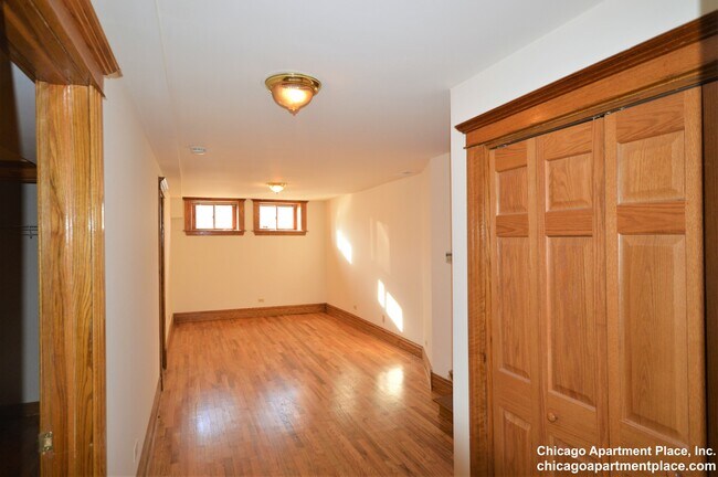 Building Photo - 638 W Drummond Pl