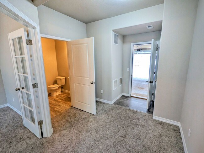 Building Photo - Three Bedroom Townhome