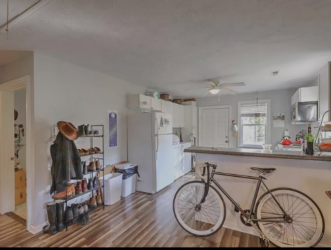 Building Photo - 3 Bedroom 1 Bath Apartment - Downtown Char...