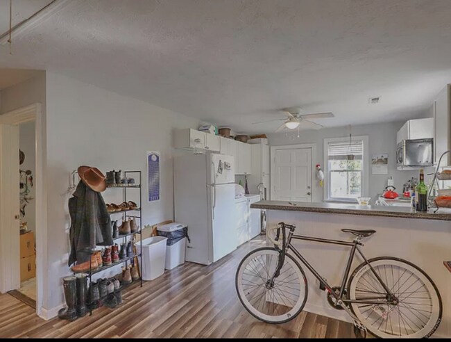 Building Photo - 3 Bedroom 1 Bath Apartment - Downtown Charleston