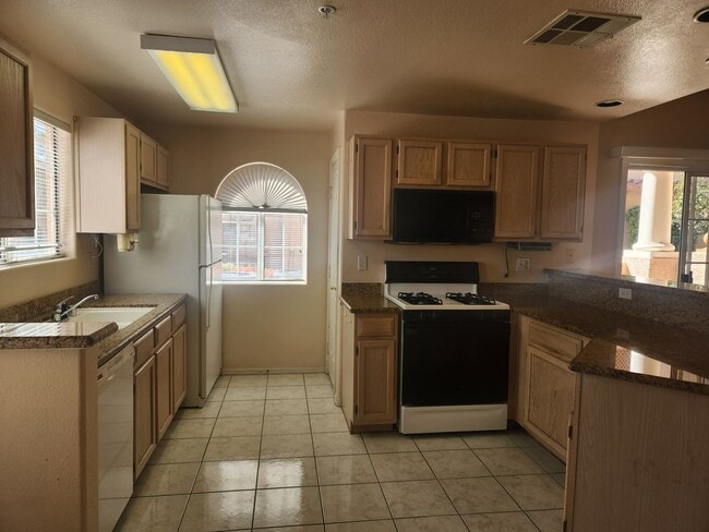 Building Photo - Fabulous First Floor Condo!