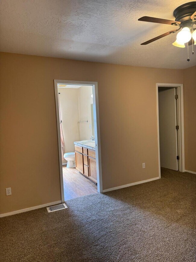 Building Photo - 256 Glenridge Park Ln NE