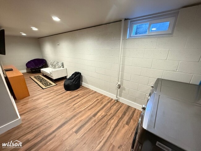 Building Photo - 4TH OF JULY MOVE IN SPECIAL!! Beautiful Fu...