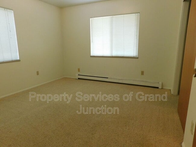 Building Photo - 2860 Elm Cir